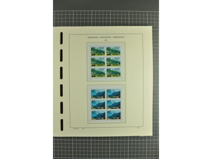 1992/2004, unmounted mint collection with miniature sheets, se-tenants-sheets, imperforated issues and more varieties