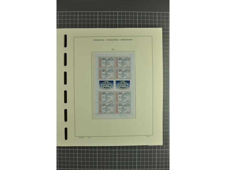 1992/2004, unmounted mint collection with miniature sheets, se-tenants-sheets, imperforated issues and more varieties