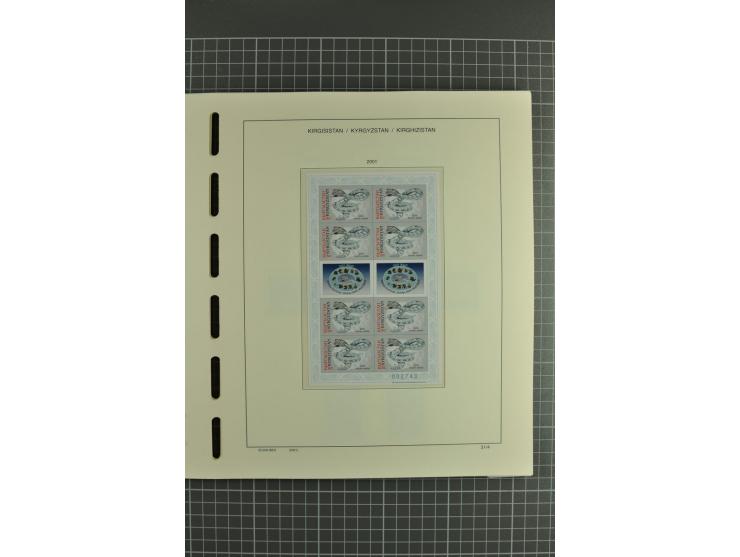 1992/2004, unmounted mint collection with miniature sheets, se-tenants-sheets, imperforated issues and more varieties