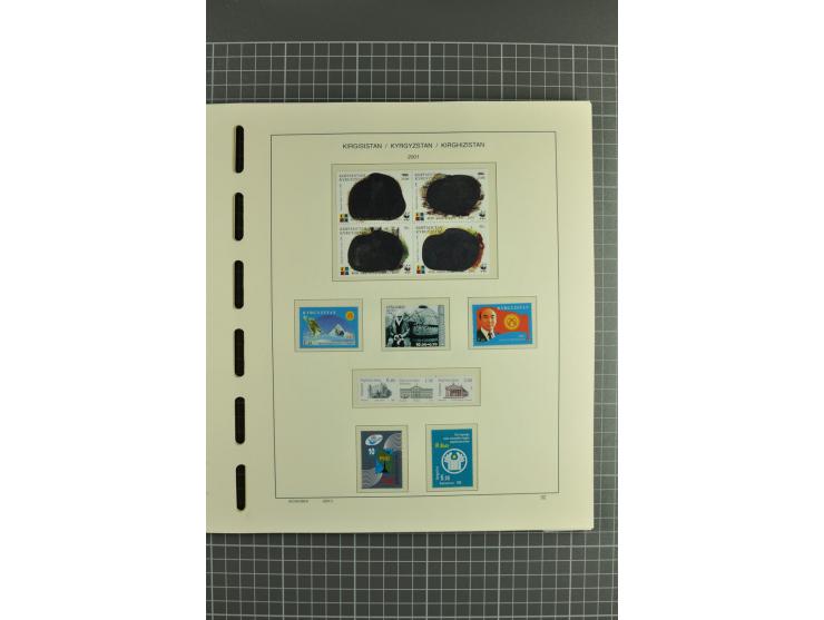 1992/2004, unmounted mint collection with miniature sheets, se-tenants-sheets, imperforated issues and more varieties