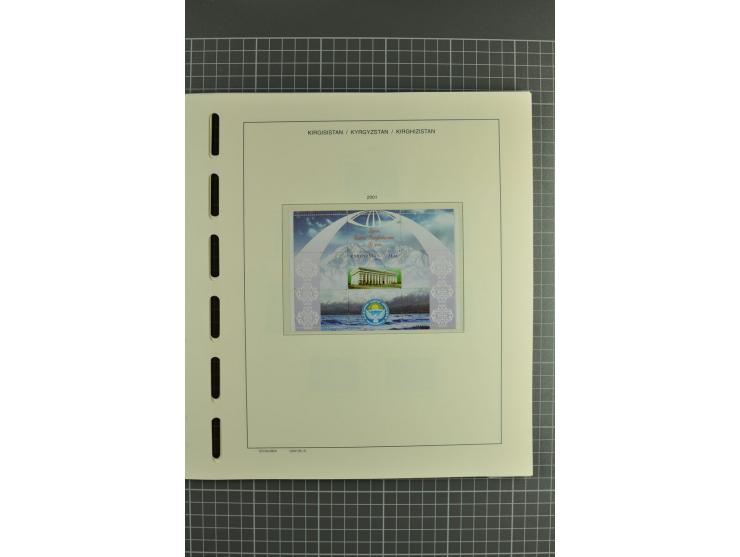 1992/2004, unmounted mint collection with miniature sheets, se-tenants-sheets, imperforated issues and more varieties