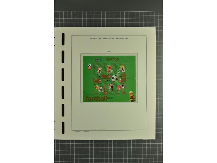 1992/2004, unmounted mint collection with miniature sheets, se-tenants-sheets, imperforated issues and more varieties