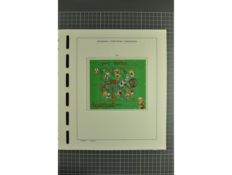 1992/2004, unmounted mint collection with miniature sheets, se-tenants-sheets, imperforated issues and more varieties