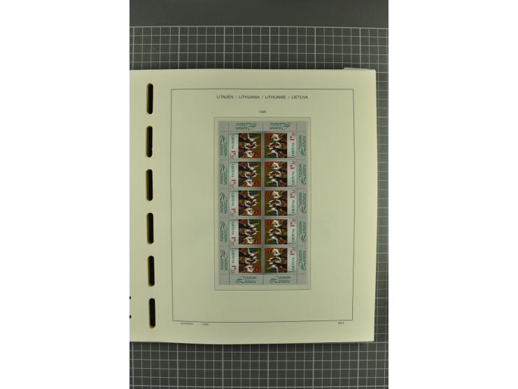 1918/2004, unmounted mint, unused and used collection with many better items including Mi.-Nr. 151-53, 215, 222Y, 404, 429-31