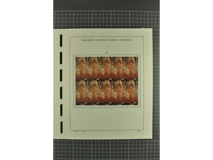 1992/2004, unmounted mint, complete collection with additional proofs, specimen, miniature sheets, imperforated issues and mo