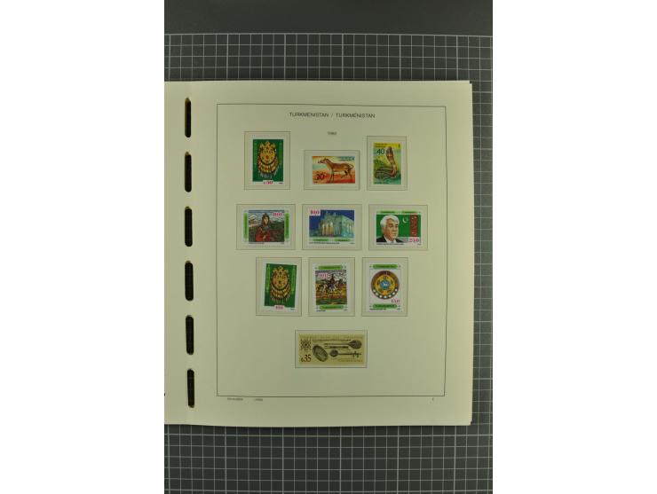 1992/2004, unmounted mint collection with miniature sheets, imperforated issues etc.