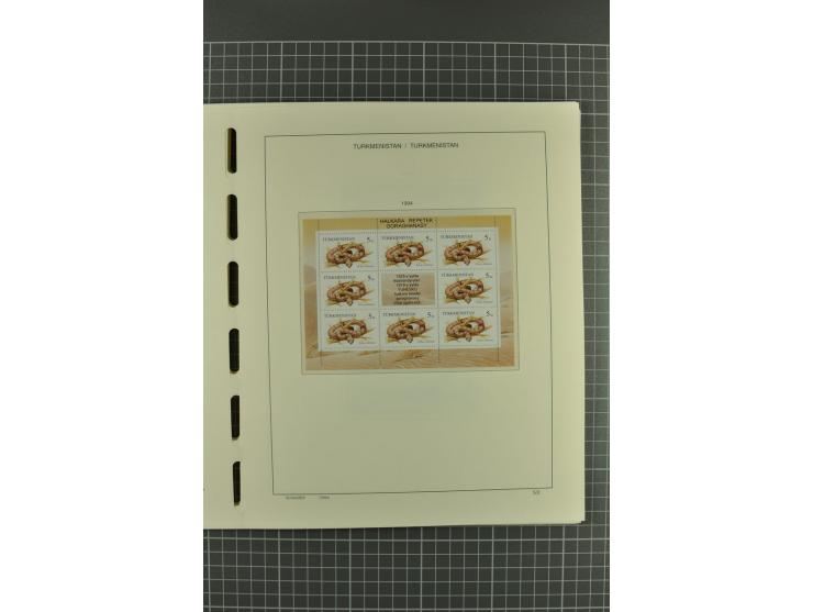 1992/2004, unmounted mint collection with miniature sheets, imperforated issues etc.