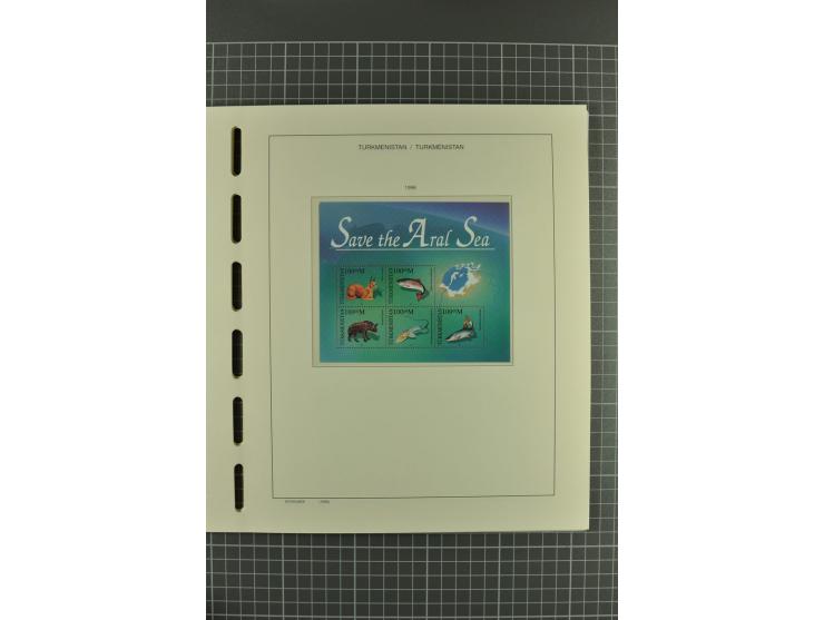 1992/2004, unmounted mint collection with miniature sheets, imperforated issues etc.