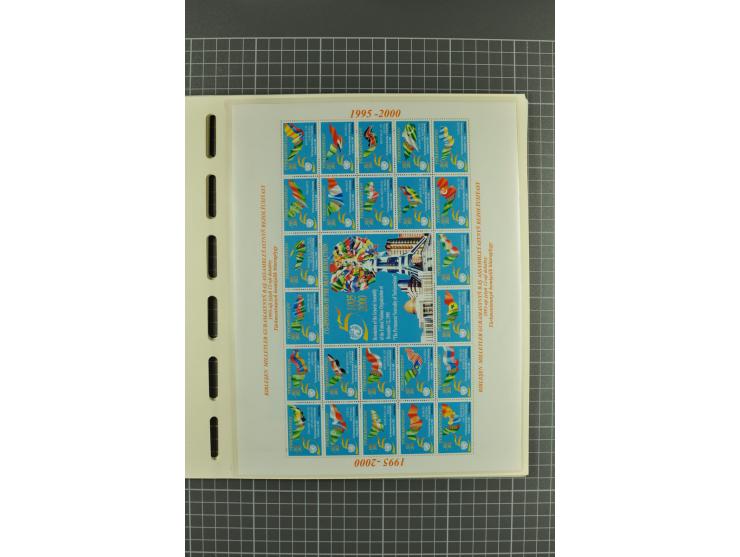 1992/2004, unmounted mint collection with miniature sheets, imperforated issues etc.