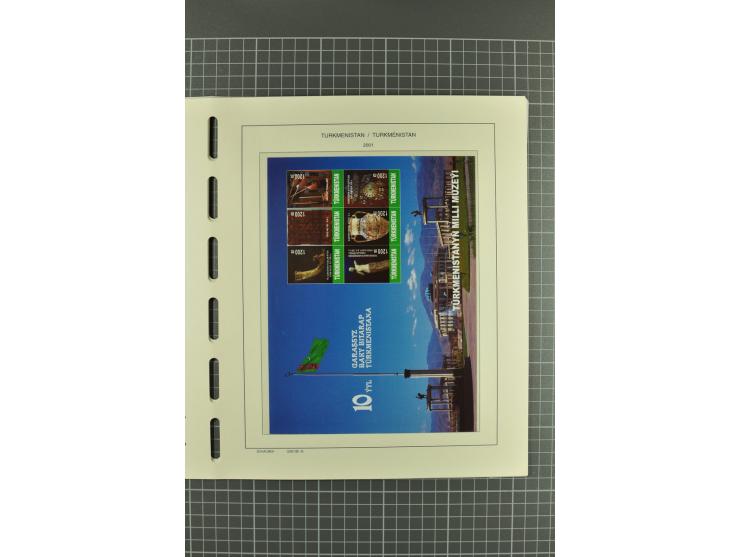 1992/2004, unmounted mint collection with miniature sheets, imperforated issues etc.