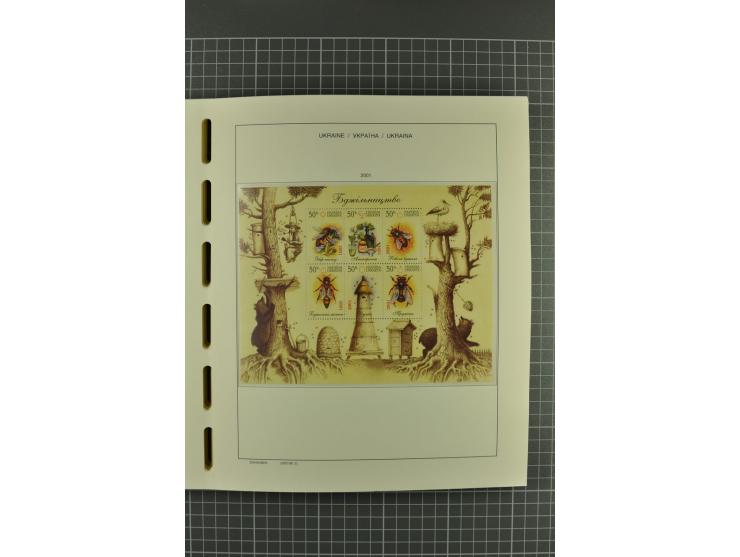 1992/2004, unmounted mint collection with miniature sheets, booklets, imperforated issues, local issues and other varieties