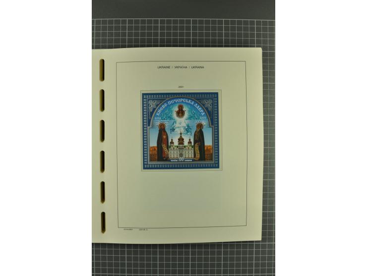1992/2004, unmounted mint collection with miniature sheets, booklets, imperforated issues, local issues and other varieties