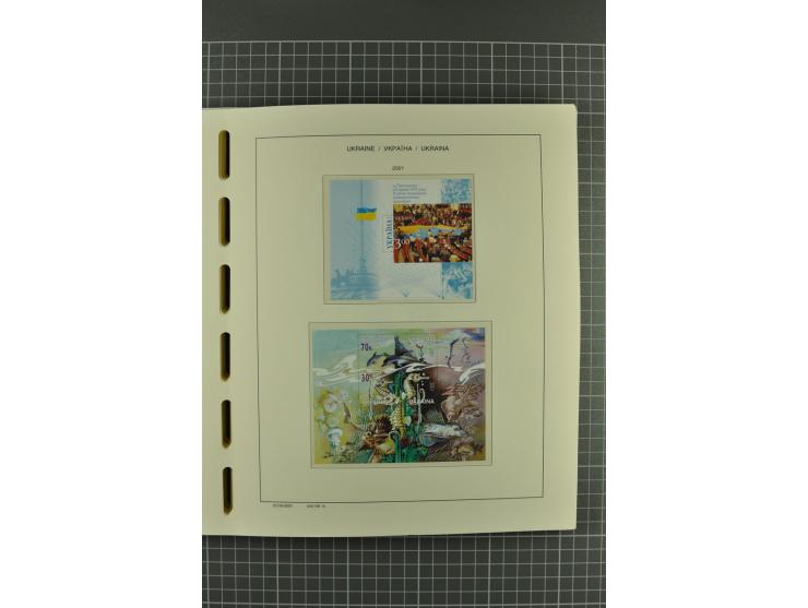 1992/2004, unmounted mint collection with miniature sheets, booklets, imperforated issues, local issues and other varieties