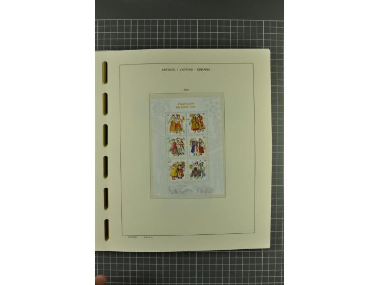 1992/2004, unmounted mint collection with miniature sheets, booklets, imperforated issues, local issues and other varieties