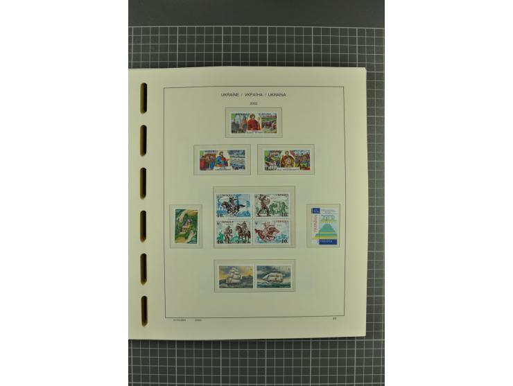 1992/2004, unmounted mint collection with miniature sheets, booklets, imperforated issues, local issues and other varieties