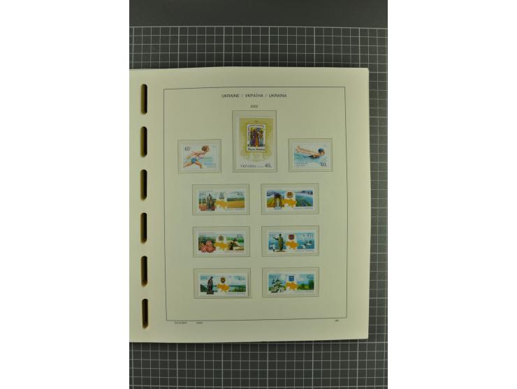 1992/2004, unmounted mint collection with miniature sheets, booklets, imperforated issues, local issues and other varieties
