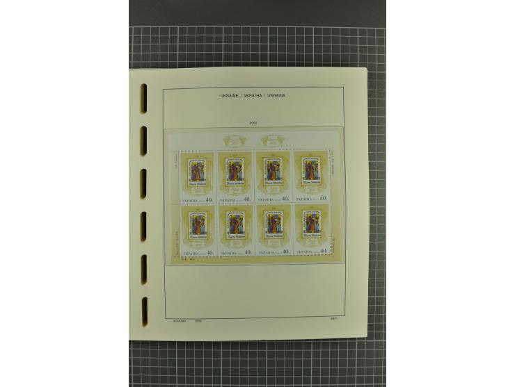 1992/2004, unmounted mint collection with miniature sheets, booklets, imperforated issues, local issues and other varieties