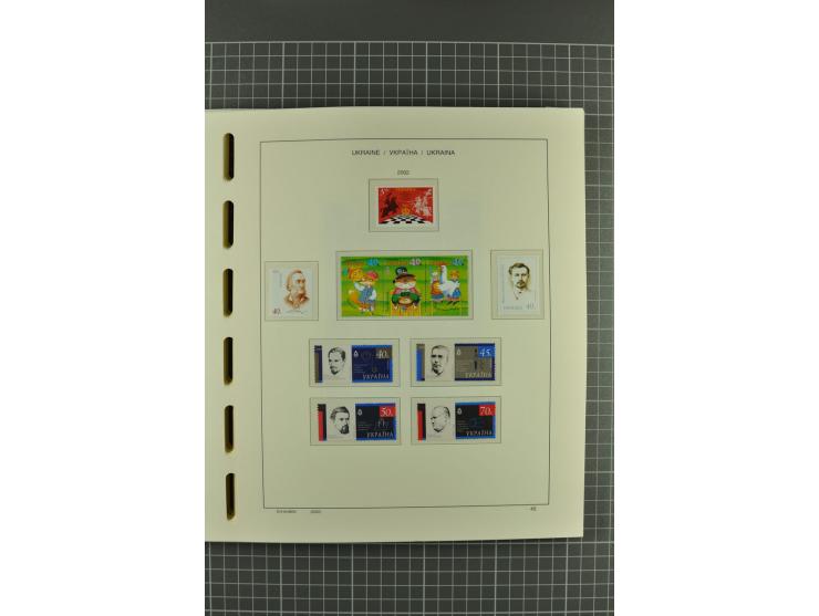 1992/2004, unmounted mint collection with miniature sheets, booklets, imperforated issues, local issues and other varieties