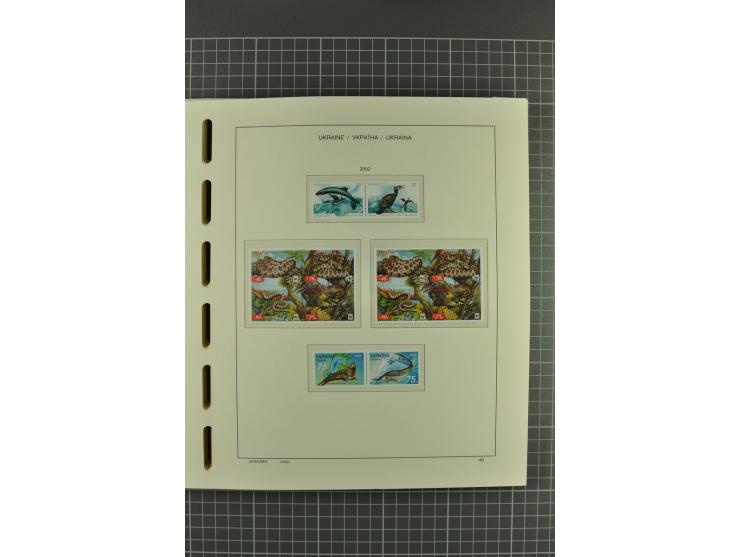1992/2004, unmounted mint collection with miniature sheets, booklets, imperforated issues, local issues and other varieties