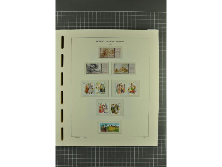 1992/2004, unmounted mint collection with miniature sheets, booklets, imperforated issues, local issues and other varieties