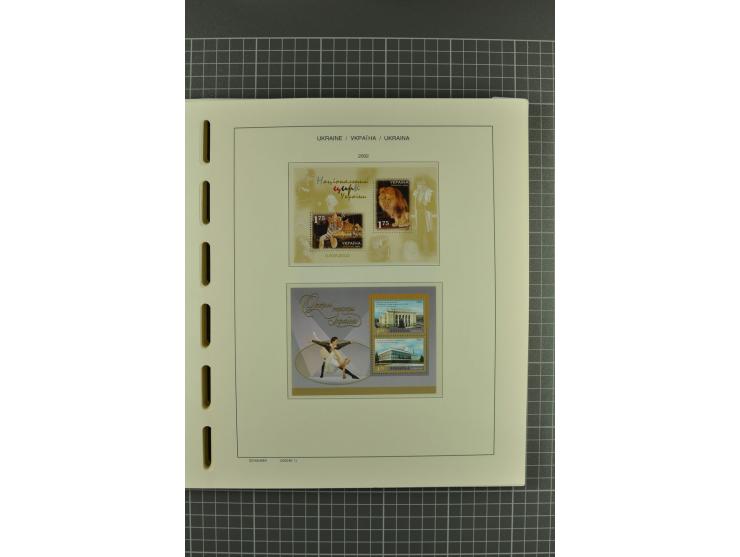 1992/2004, unmounted mint collection with miniature sheets, booklets, imperforated issues, local issues and other varieties