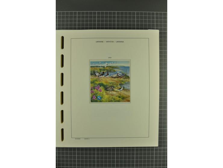 1992/2004, unmounted mint collection with miniature sheets, booklets, imperforated issues, local issues and other varieties
