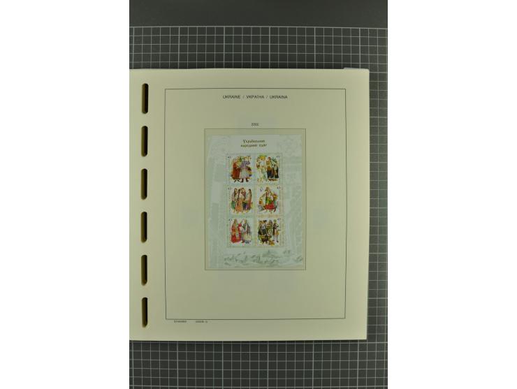 1992/2004, unmounted mint collection with miniature sheets, booklets, imperforated issues, local issues and other varieties