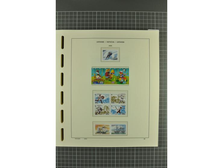 1992/2004, unmounted mint collection with miniature sheets, booklets, imperforated issues, local issues and other varieties