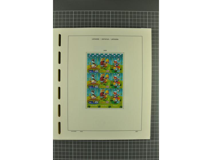 1992/2004, unmounted mint collection with miniature sheets, booklets, imperforated issues, local issues and other varieties