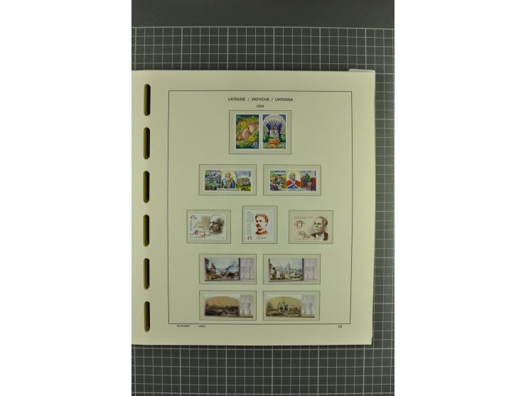 1992/2004, unmounted mint collection with miniature sheets, booklets, imperforated issues, local issues and other varieties