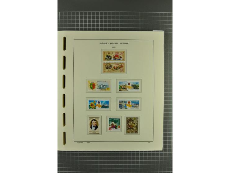1992/2004, unmounted mint collection with miniature sheets, booklets, imperforated issues, local issues and other varieties