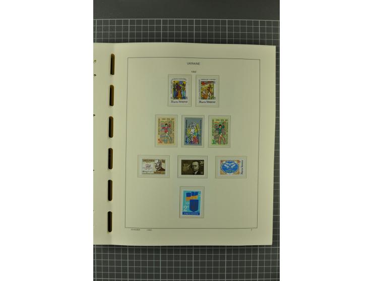 1992/2004, unmounted mint collection with miniature sheets, booklets, imperforated issues, local issues and other varieties