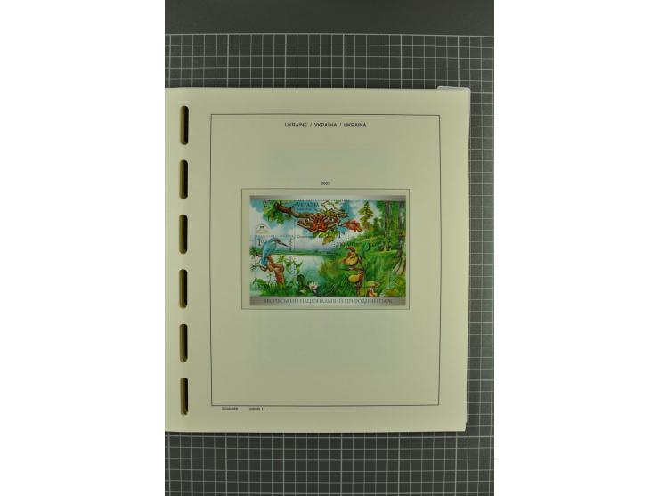 1992/2004, unmounted mint collection with miniature sheets, booklets, imperforated issues, local issues and other varieties