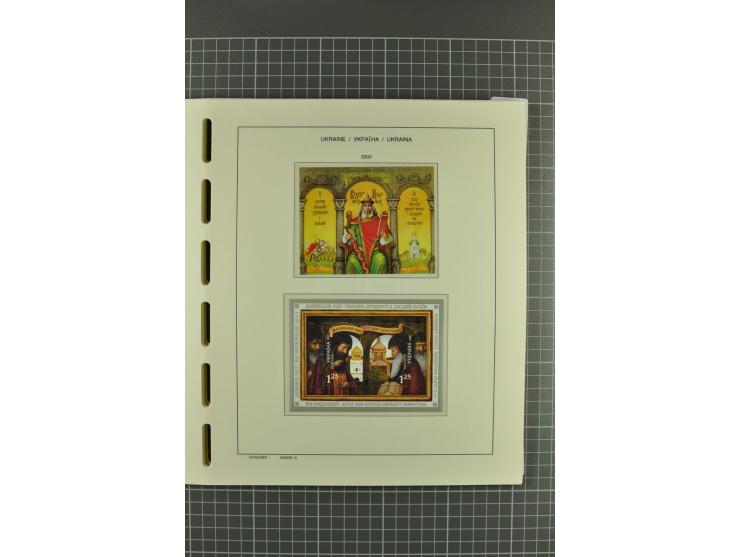 1992/2004, unmounted mint collection with miniature sheets, booklets, imperforated issues, local issues and other varieties