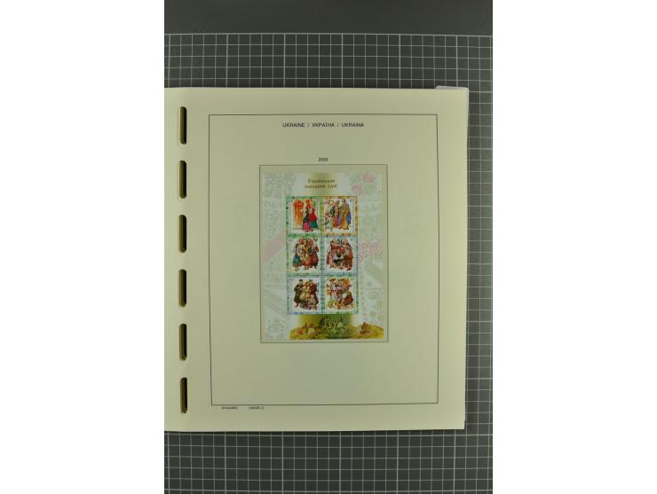 1992/2004, unmounted mint collection with miniature sheets, booklets, imperforated issues, local issues and other varieties