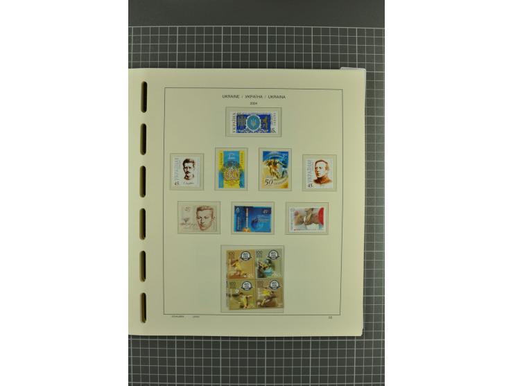 1992/2004, unmounted mint collection with miniature sheets, booklets, imperforated issues, local issues and other varieties