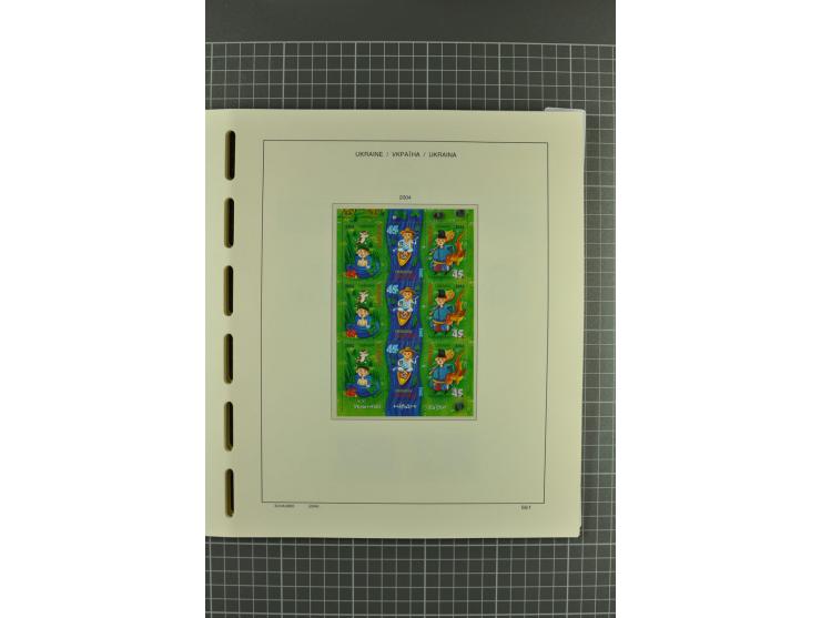 1992/2004, unmounted mint collection with miniature sheets, booklets, imperforated issues, local issues and other varieties