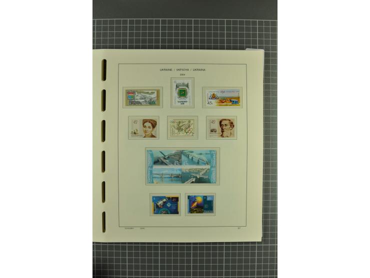 1992/2004, unmounted mint collection with miniature sheets, booklets, imperforated issues, local issues and other varieties