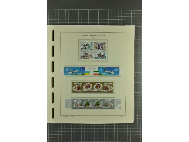 1992/2004, unmounted mint collection with miniature sheets, booklets, imperforated issues, local issues and other varieties