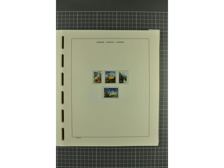 1992/2004, unmounted mint collection with miniature sheets, booklets, imperforated issues, local issues and other varieties