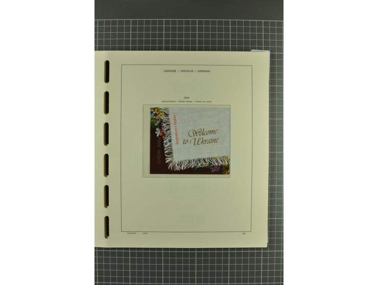 1992/2004, unmounted mint collection with miniature sheets, booklets, imperforated issues, local issues and other varieties