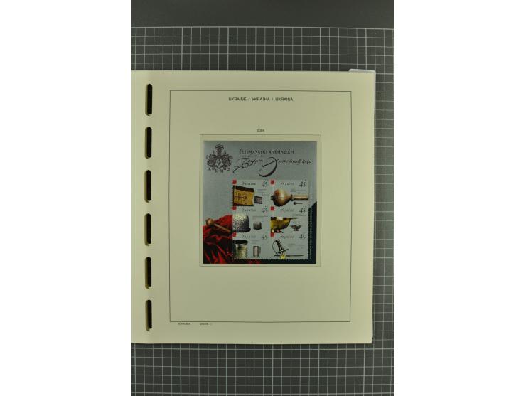 1992/2004, unmounted mint collection with miniature sheets, booklets, imperforated issues, local issues and other varieties