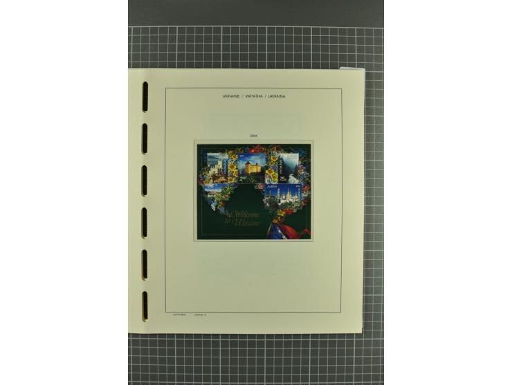 1992/2004, unmounted mint collection with miniature sheets, booklets, imperforated issues, local issues and other varieties