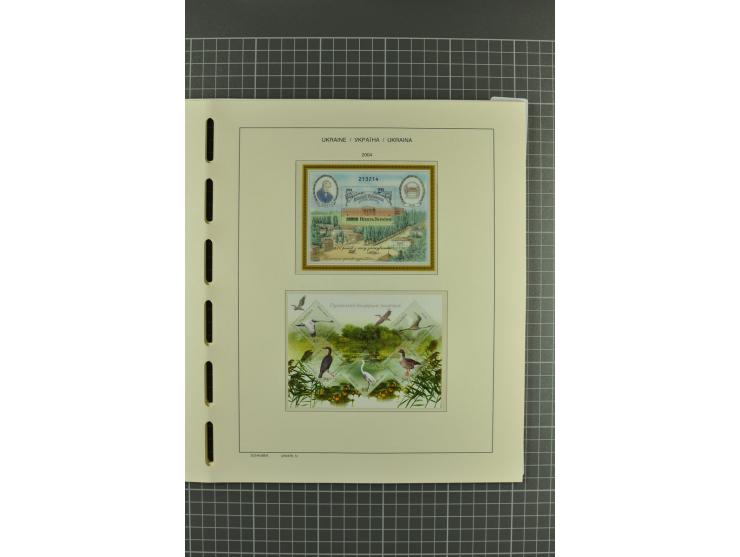 1992/2004, unmounted mint collection with miniature sheets, booklets, imperforated issues, local issues and other varieties