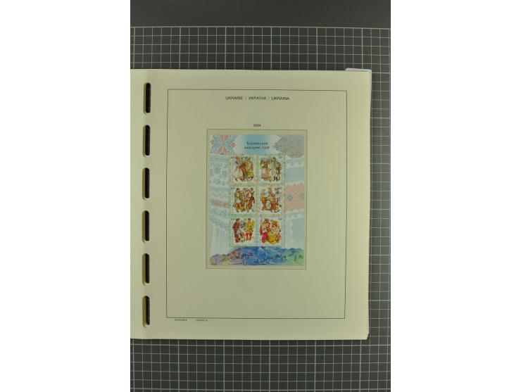1992/2004, unmounted mint collection with miniature sheets, booklets, imperforated issues, local issues and other varieties