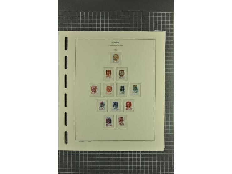 1992/2004, unmounted mint collection with miniature sheets, booklets, imperforated issues, local issues and other varieties