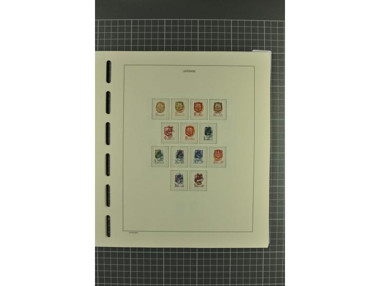 1992/2004, unmounted mint collection with miniature sheets, booklets, imperforated issues, local issues and other varieties