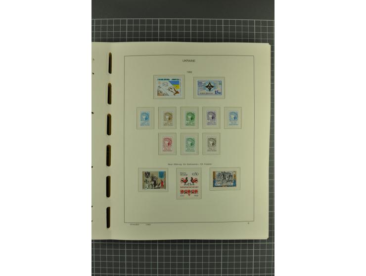 1992/2004, unmounted mint collection with miniature sheets, booklets, imperforated issues, local issues and other varieties