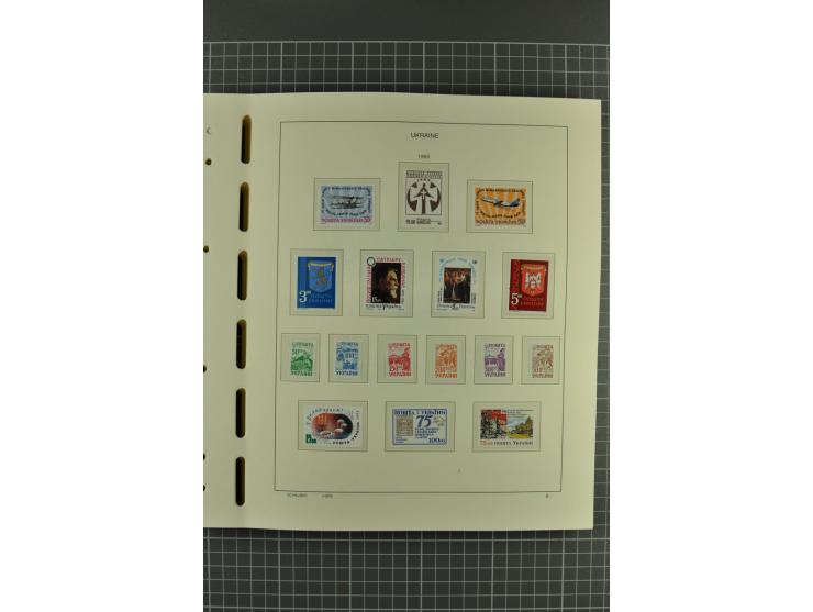 1992/2004, unmounted mint collection with miniature sheets, booklets, imperforated issues, local issues and other varieties