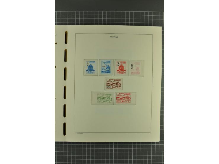 1992/2004, unmounted mint collection with miniature sheets, booklets, imperforated issues, local issues and other varieties